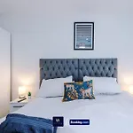 Large 2 Bedroom Apartment With Balcony By Host A Home