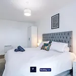 Large 2 Bedroom Apartment With Balcony By Host A Home