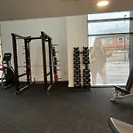 Modern 1-Bed Apartment Near City Centre, Arndale, Spinningfields, Mediacityuk, Old Trafford & Etihad, Sleeps 4, Netflix, Gym, Balcony, Nespresso Machine, Perfect For Long & Short Stays, Leisure, Contractors & Professionals!