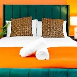 Manchester 2 Bed House With Garden - Sleeps 7 - Salford - Free Parking - 3 Double Beds & 1 Single - Free Netflix & Ultra Fast Wifi - 6 Min To City Centre, Close To Trafford Centre, Etihad Stadium, Manchester Arena, Clubs & More
