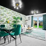 Manchester 2 Bed House With Garden - Sleeps 7 - Salford - Free Parking - 3 Double Beds & 1 Single - Free Netflix & Ultra Fast Wifi - 6 Min To City Centre, Close To Trafford Centre, Etihad Stadium, Manchester Arena, Clubs & More
