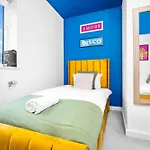 Manchester 2 Bed House With Garden - Sleeps 7 - Salford - Free Parking - 3 Double Beds & 1 Single - Free Netflix & Ultra Fast Wifi - 6 Min To City Centre, Close To Trafford Centre, Etihad Stadium, Manchester Arena, Clubs & More