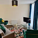 Cute 3 Bedroom House Near Etihad Stadium And Coop Arena With Parking