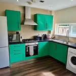 Cute 3 Bedroom House Near Etihad Stadium And Coop Arena With Parking