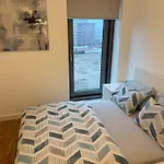 The Urban Escape In Media City - A Private Room And Bathroom In A Shared Apartment