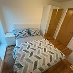 The Urban Escape In Media City - A Private Room And Bathroom In A Shared Apartment