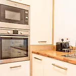 4 Bedroom Town House- Free Parking, Perfect For Families And Contractors