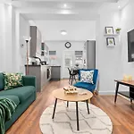 Luxury 4-Bedroom House Near Old Trafford With Parking, Garden,Close To Tram, Sleeps 8