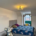 Modern Room Private Bathroom Minutes From City Centre And Quays