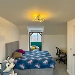 Modern Room Private Bathroom Minutes From City Centre And Quays