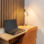 Collegehouse-Businessready-Freeparking&Wifi