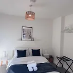 Bright And Modern Apartment Near City Centre With Free Parking,Wifi And Netflix Next To Old Trafford And Man United Stadium