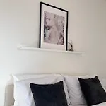 Bright And Modern Apartment Near City Centre With Free Parking,Wifi And Netflix Next To Old Trafford And Man United Stadium