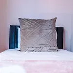 Newly Renovated 5 Bedroom Home-Manchester