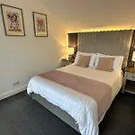 Waterside Mufc & Trafford Centre Townhouse 4 Bedroom Free Parking