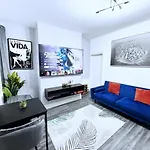 Luxury Spacious 4 Bedroom House - Free Parking - 5 Mins From Centre