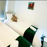 Modern 3 Bedroom Flat Near University & Hulme Park