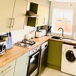 Modern 3 Bedroom Flat Near University & Hulme Park