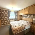 Boutique 3Bd Opposite Etihad & Coop - Free Parking - Pool Table
