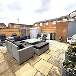 Boutique 3Bd Opposite Etihad & Coop - Free Parking - Pool Table