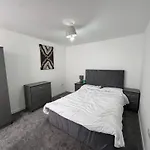 Housesleeps9-Patio-Parking-Familyok