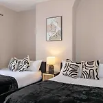 Spacious & Cozy Home In Salford