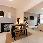 Spacious & Cozy Home In Salford