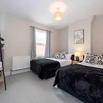 Spacious & Cozy Home In Salford
