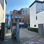 Inside Manchester City, Modern & Luxurious 2 Bed Apartment, Entire Unit