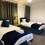 Cozy 3 Bed House - With Free Parking & Wifi