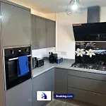 Discounted - 3-Bed Home By Avalora Short Lets & Serviced Accommodation Old Trafford With Pool & Tennis Table - Driveway