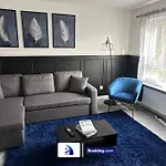 Discounted - 3-Bed Home By Avalora Short Lets & Serviced Accommodation Old Trafford With Pool & Tennis Table - Driveway