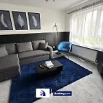 Discounted - 3-Bed Home By Avalora Short Lets & Serviced Accommodation Old Trafford With Pool & Tennis Table - Driveway