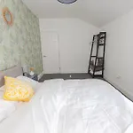 Home Feel Top Floor Apartment In M16