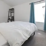Home Feel Top Floor Apartment In M16