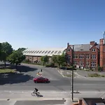 Home Feel Top Floor Apartment In M16