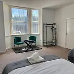 The Failsworth Collection - Stylish Apartments With Free Parking