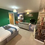 Beehosting Adelphi Wharf Apartments