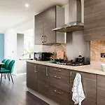 Stunning 4 Bed In Salford - Sleeps 9