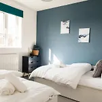 Stunning 4 Bed In Salford - Sleeps 9