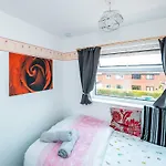 3-Bed City Retreat - Sleeps 7 Garden & Parking