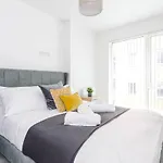 Morden 2Br Apt With City Views