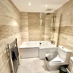 Stylish 4Br Townhouse On Stretford Marina - Waterside Stay In M32