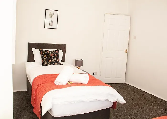 Trafford House - Stylish 3-Bed Home With Private Parking