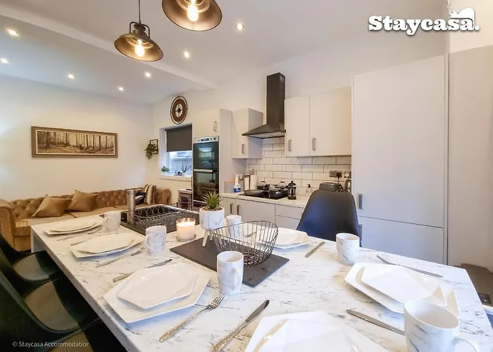 Spacious 6-Bed With Large Patio And Free Parking