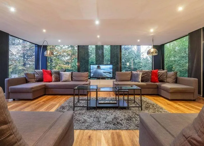 Mansion With Pool & Hot Tub Manchester