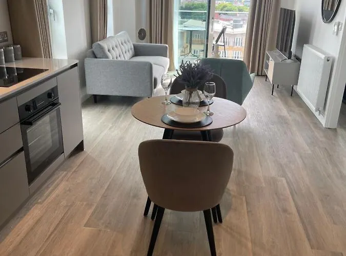 Free Parking 1 Bed Luxury Apartment, King Size Bed