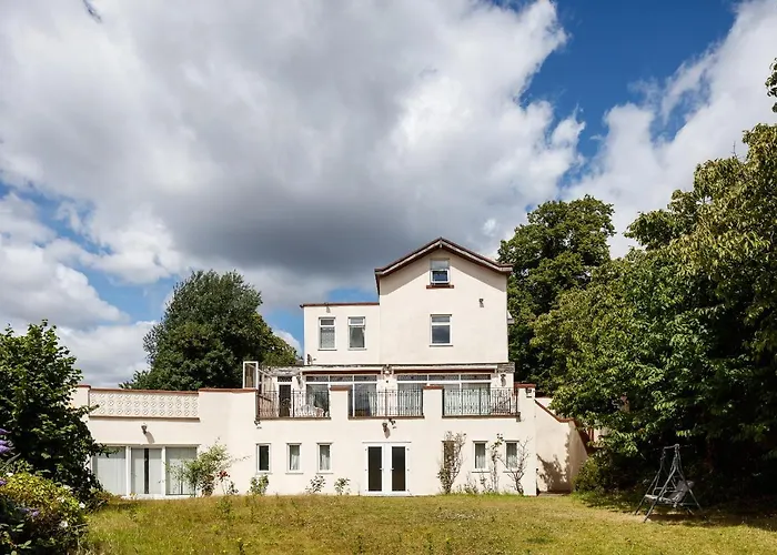 Beautiful \'Mayfield\' Villa With Private Pool!