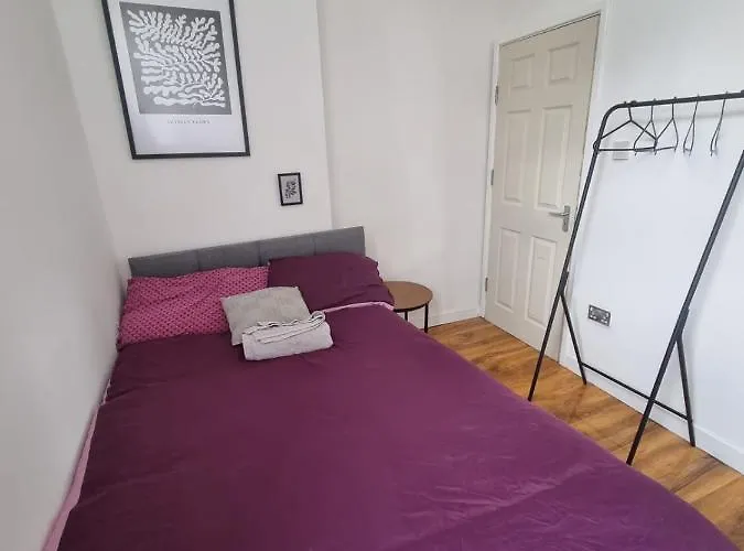 Room 6 With Private Bathroom In Levenshulme