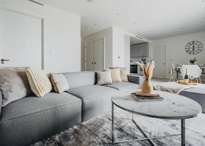 3 Bed Luxury Spacious Apartment With Pool
